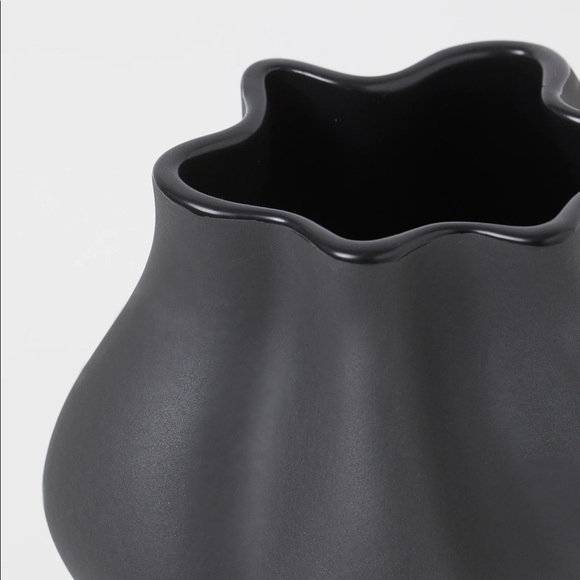 BLOGGER FAVORITE 🔥 H&M Large Black Stoneware Vase - Picture 3 of 3
